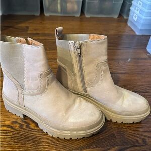 Chic Tan Ankle Boots with Zipper